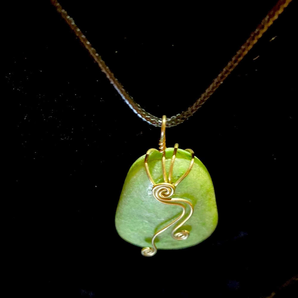 Stone pendant with wire design